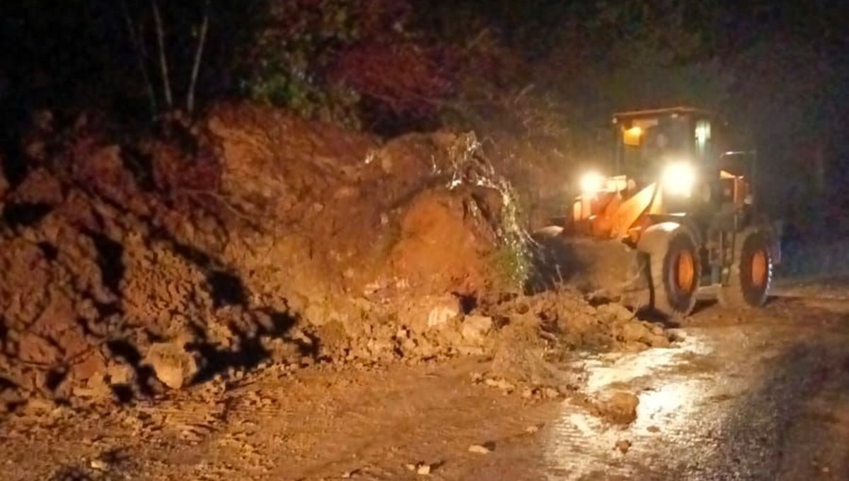 Kastamonu’da heyelan: Bartın yolu kapandı