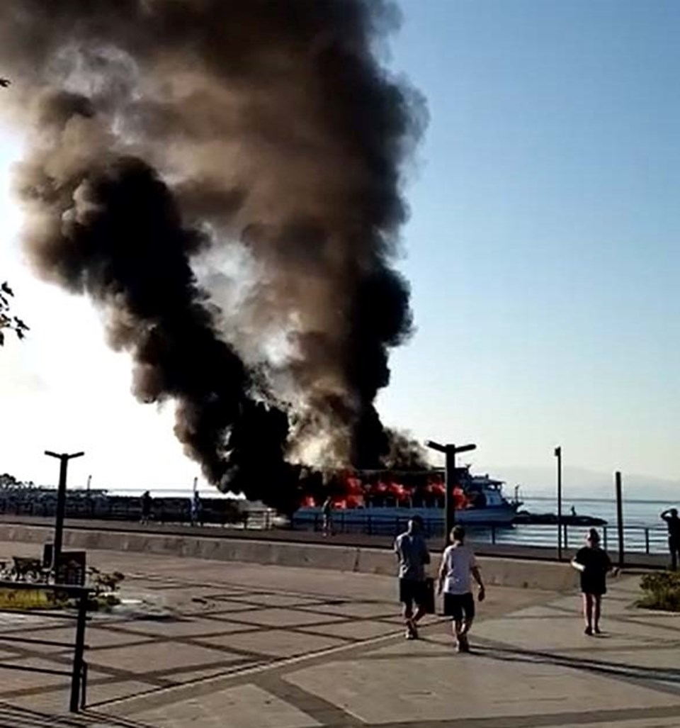 Balıkesir Edremit'te tur teknesi alev alev yandı - 2