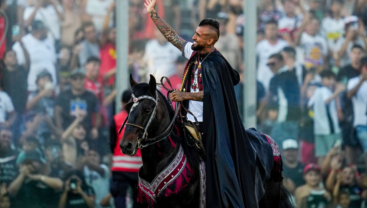 Yıldız futbolcu Arturo Vidal, eski takımı Colo-Colo'ya at sırtında döndü