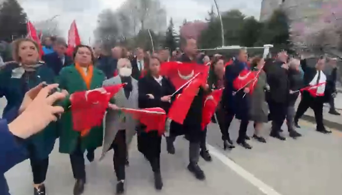 CHP’li milletvekillerinden Ekrem İmamoğlu yürüyüşü