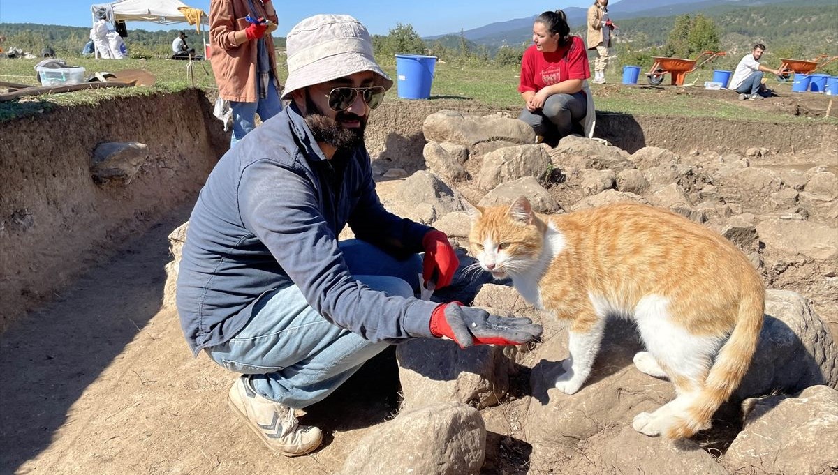 Kazı ekibinin maskotu oldu