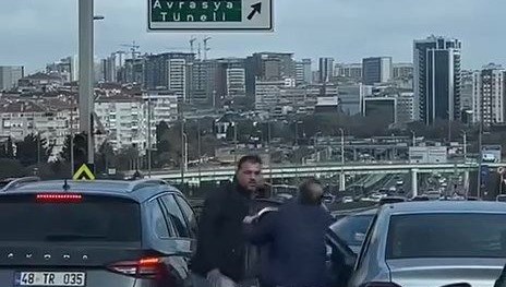 İstanbul’da trafiği durduran kavga: Tekme tokat birbirlerine girdiler