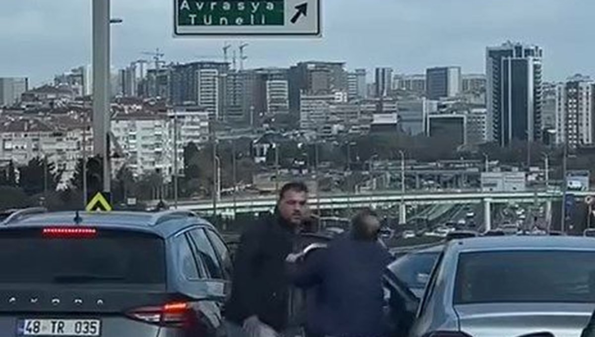 İstanbul’da trafiği durduran kavga: Tekme tokat birbirlerine girdiler İstanbul’da trafiği durduran kavga: Tekme tokat birbirlerine girdiler