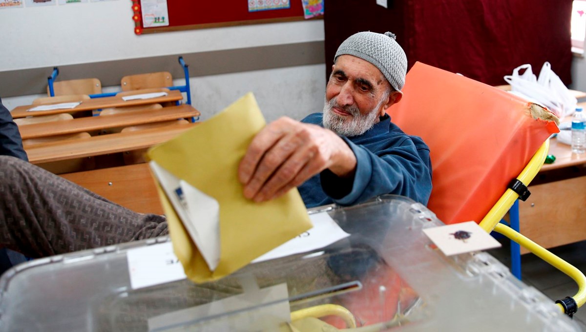 Evden çıkamayanlar seyyar sandıkta, hastalar ise ambulansla taşınarak oy kullandı