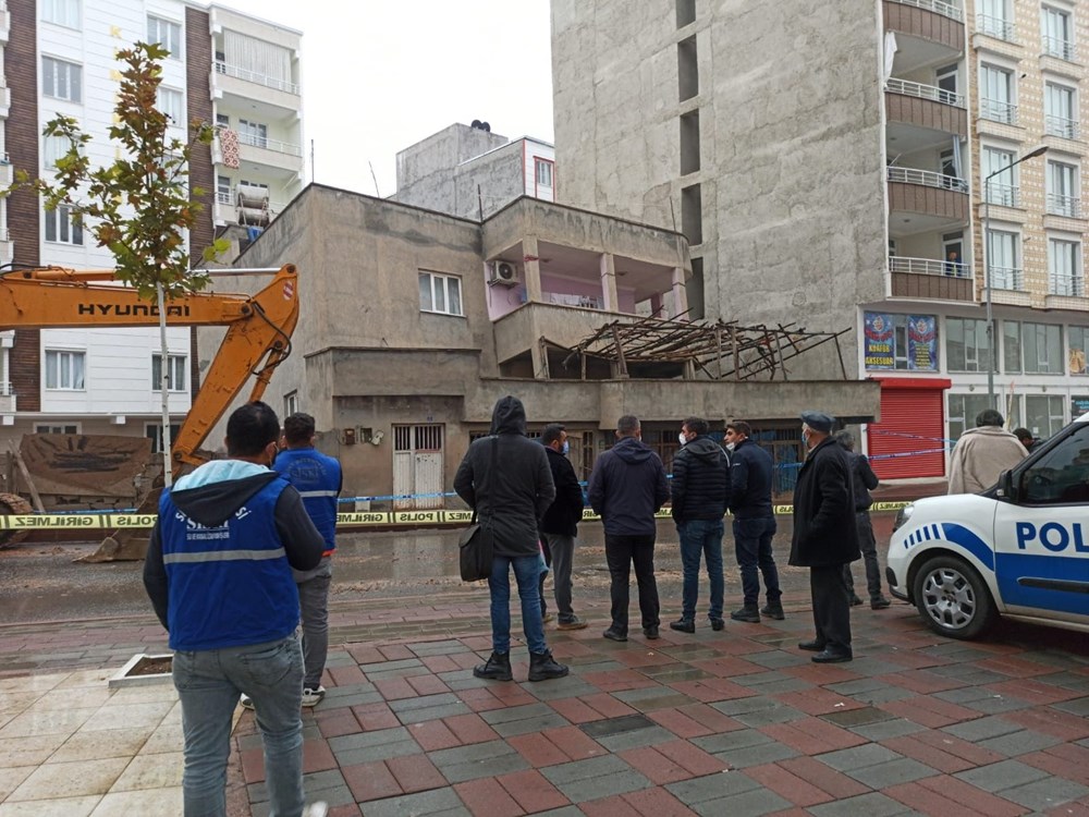 Yan yatan bina iş makineleriyle tutuldu - 2