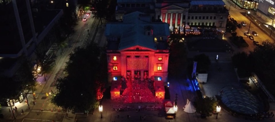 Kanada'daki Vancouver Sanat Galerisi yerli çocukların anısına turuncuyla aydınlatıldı - 1