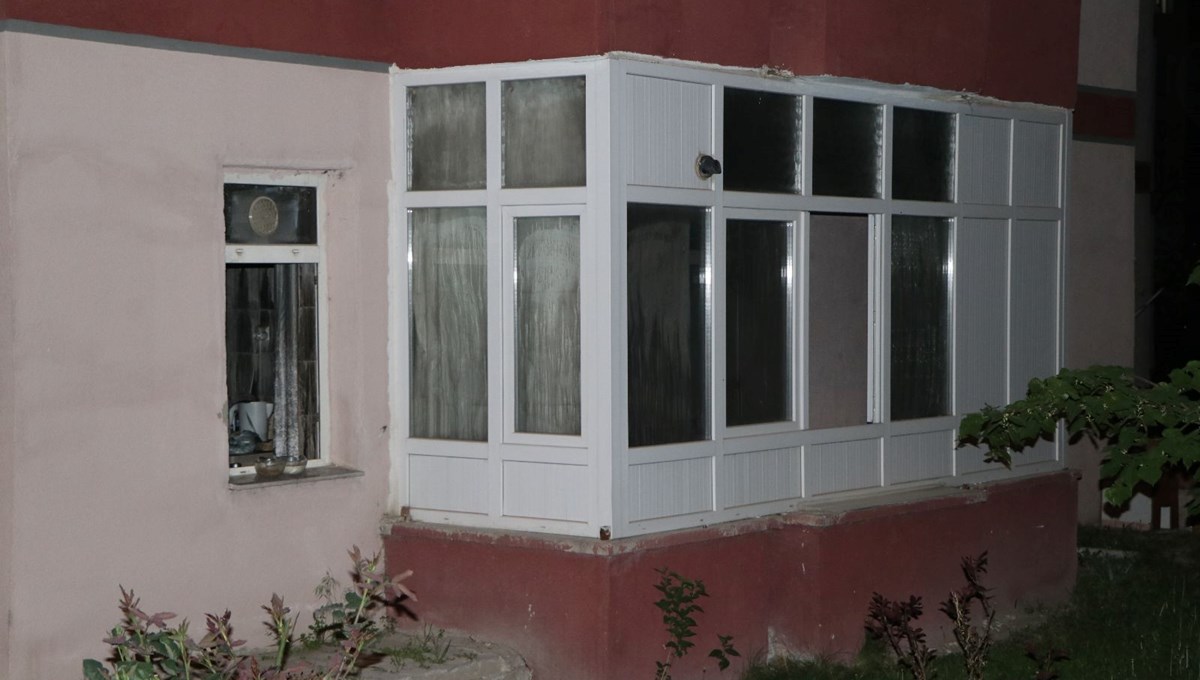 Babasıyla tartışıp evi ateşe verdi Babasıyla tartışıp evi ateşe verdi