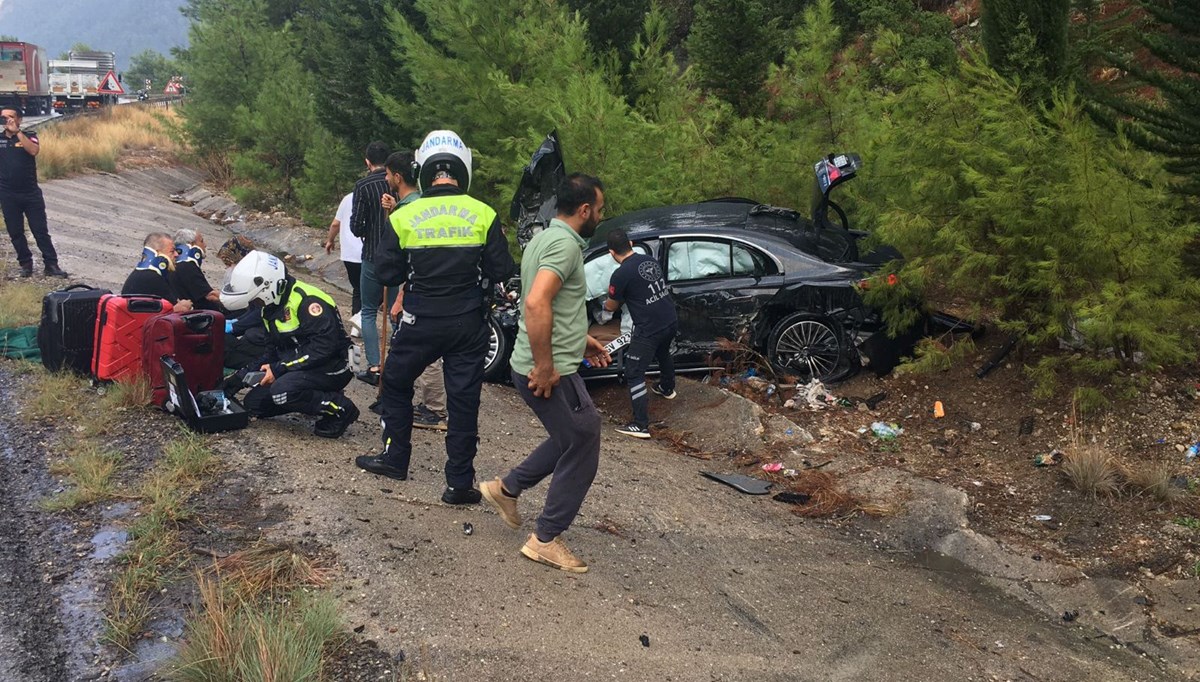 Burdur'da otomobil kamyonla çarpıştı: 3 yaralı Burdur'da otomobil kamyonla çarpıştı: 3 yaralı