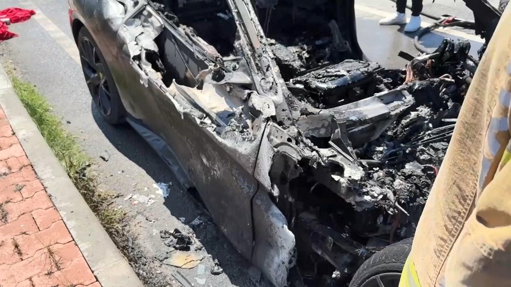 İstanbul'da 20 milyonluk araç alev alev yandı 75 QVw9MuEYFUOmAwCATPB8nw