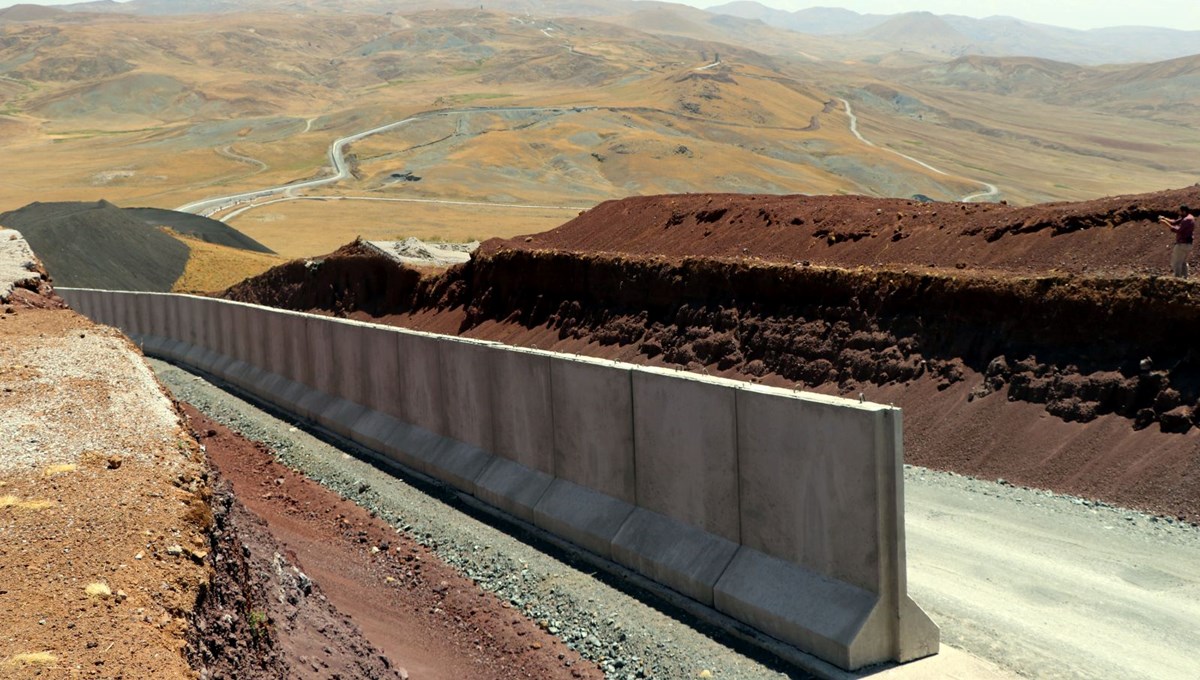 İran sınırına yapılan beton duvarın 145 kilometresi tamamlandı İran sınırına yapılan beton duvarın 145 kilometresi tamamlandı