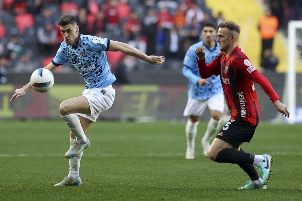 Fenerbahçe Avrupa yenilgisinin ardından galibiyet peşinde: Başakşehir maçı ilk 11'leri belli oldu - 4