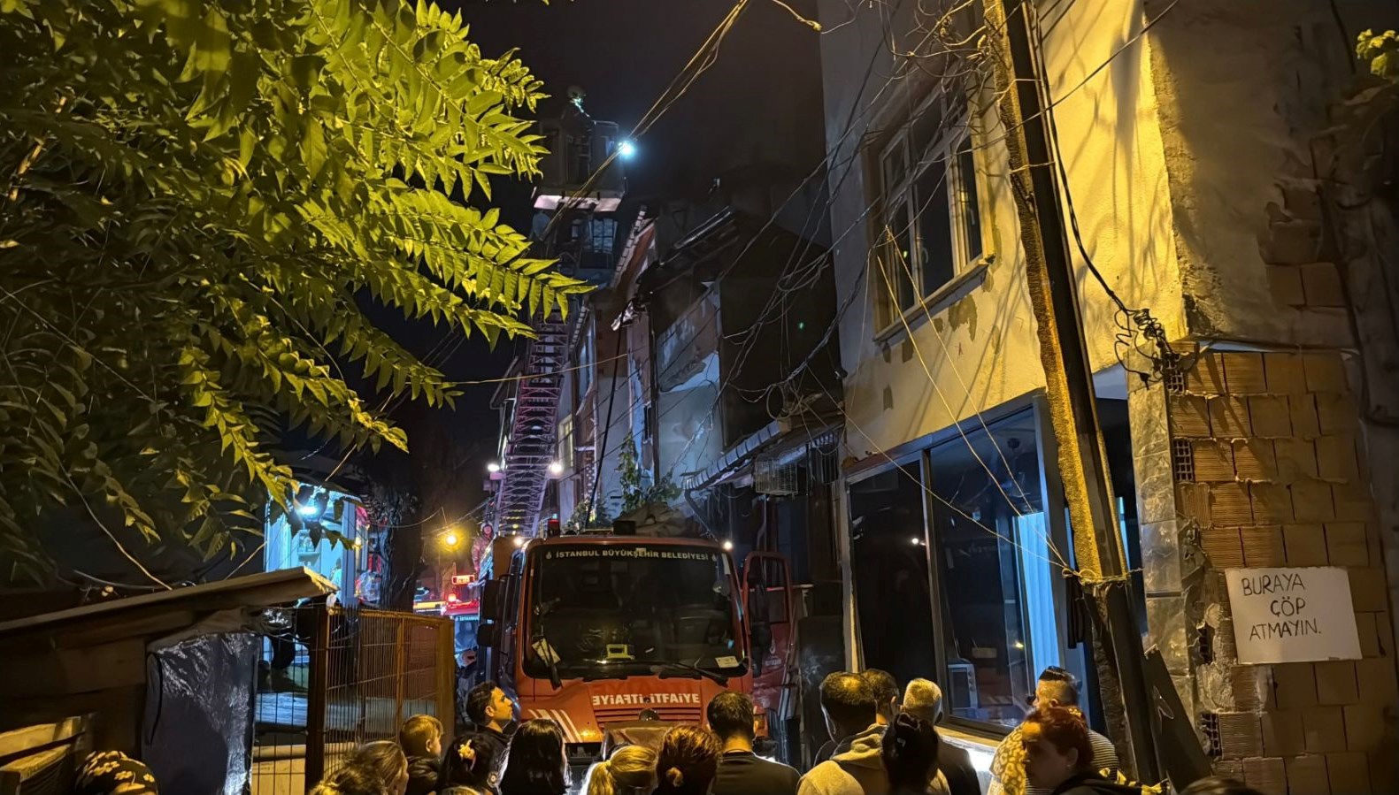 Şişli'de çatı katındaki yangın  panik yarattı