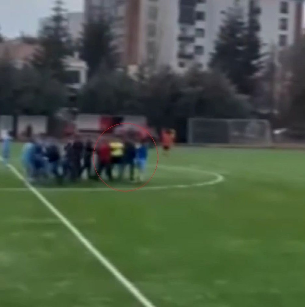 Uzatma dakikalarında gol geldi, futbolcular hakemlere saldırdı: Tekme ve yumruklar havada uçuştu - 5
