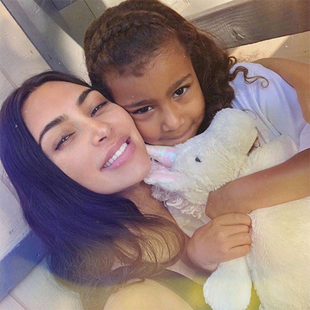 Kim Kardashian'dan kızı North West'e kaka emojisi temalı doğum günü partisi - 6