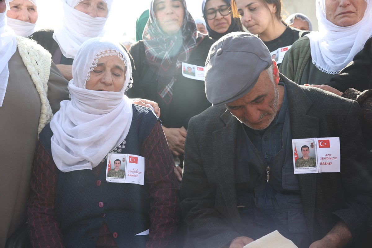 Defin işlemlerinin ardından Vali Karakaya, güvenlik koruculuğundan emekli olan şehidin babası Nevzat Yeşildemir