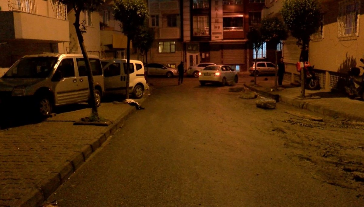 Baba ve oğluna sokak ortasında silahlı saldırı Baba ve oğluna sokak ortasında silahlı saldırı