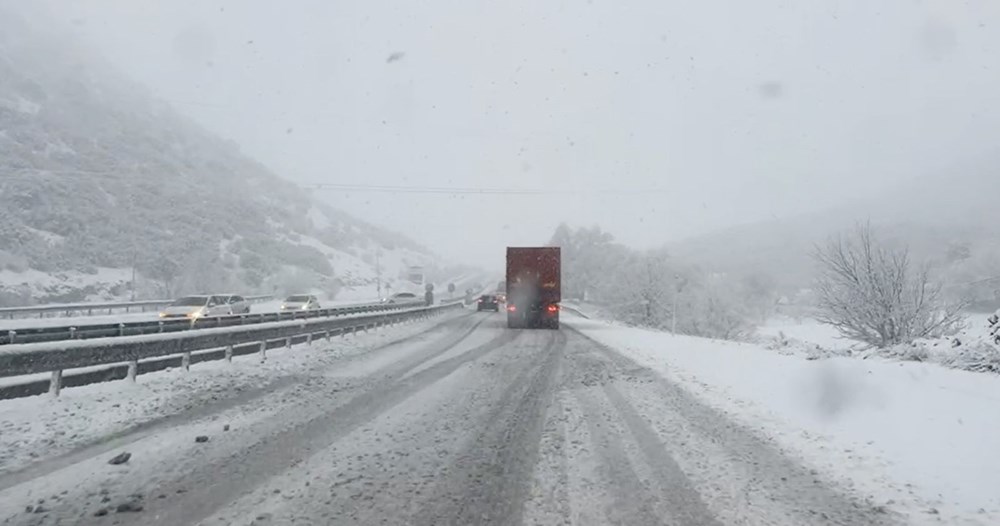 Kar bastırdı, araçlar yolda kaldı: Büyük araçların geçişine izin verilmiyor - 3