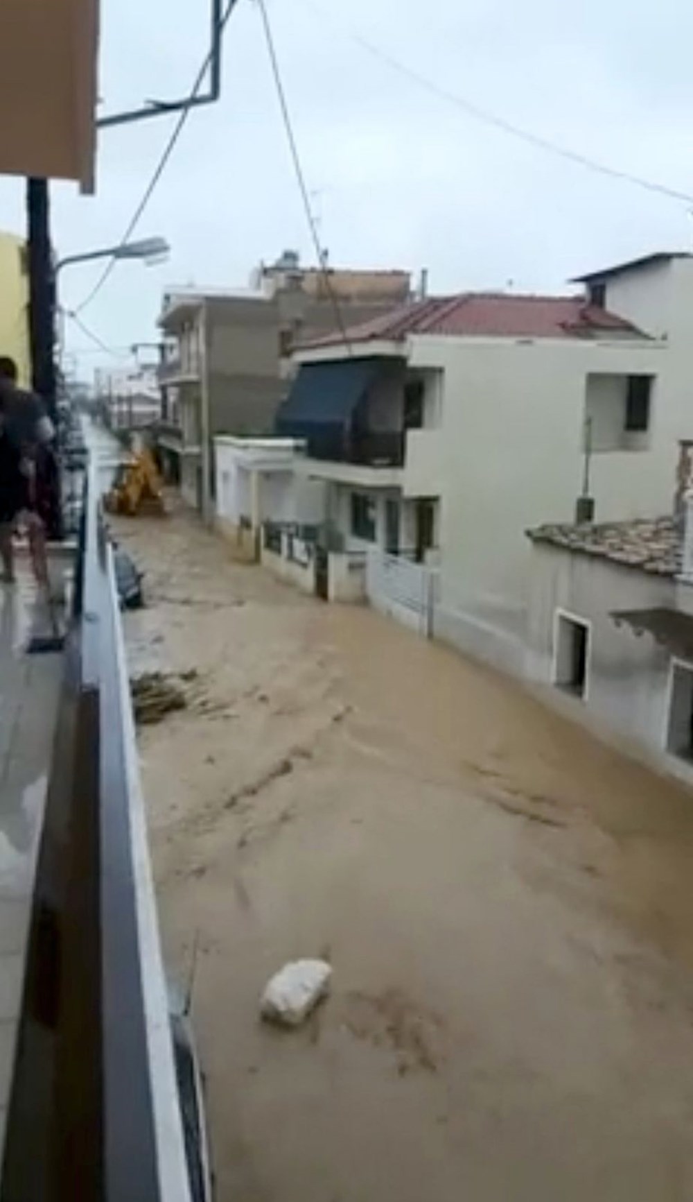 Türkiye'yi teğet geçen fırtına Yunanistan'ı bu hale getirdi - 1