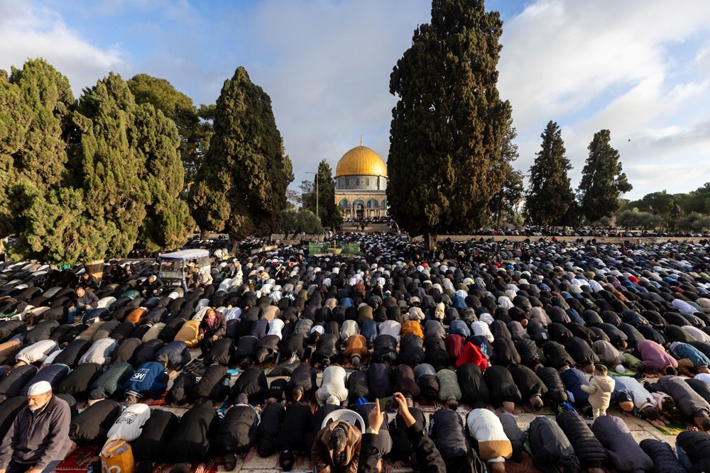 İşgal altında bayram: Mescid-i Aksa'daki namaza 120 bin Filistinli katıldı - 1
