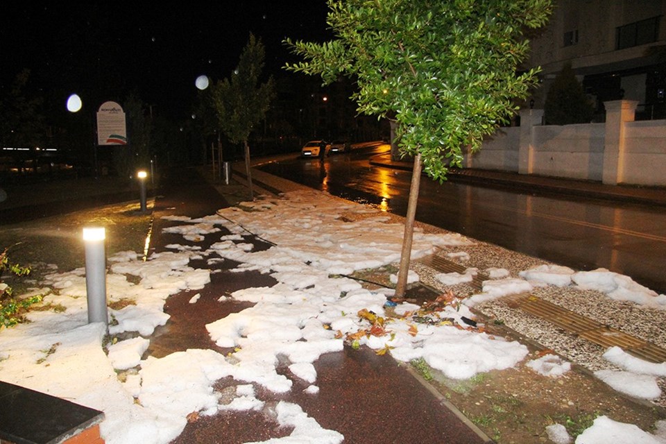 Antalya beyaza büründü, vatandaşlar kar yağdı sandı - 1