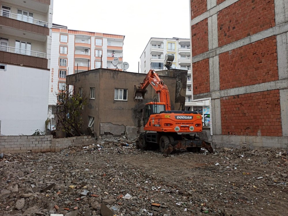 Yan yatan bina iş makineleriyle tutuldu - 6