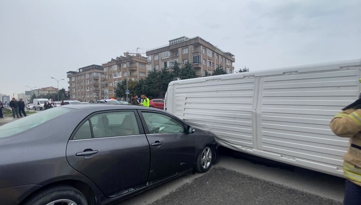 İstanbul'da panelvan otomobilin üzerine devrildi