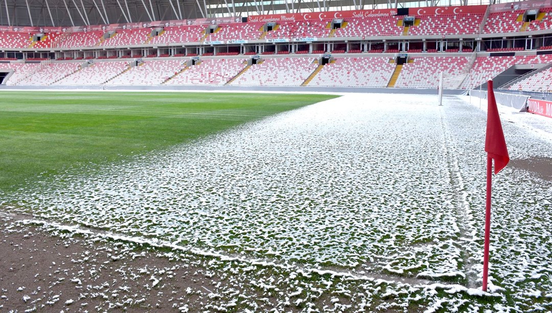 Sivasspor-Fenerbahçe maçı öncesi stadyum zemini kısmen karla kaplandı