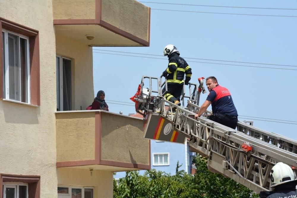 3 katlı binada yangın (1’i bebek 3 kişi son anda kurtarıldı) - 3