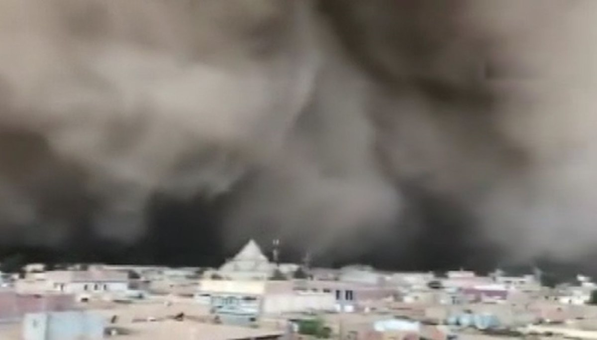 Film sahnesi gibi görüntüler: Cezayir’i kum fırtınası vurdu
