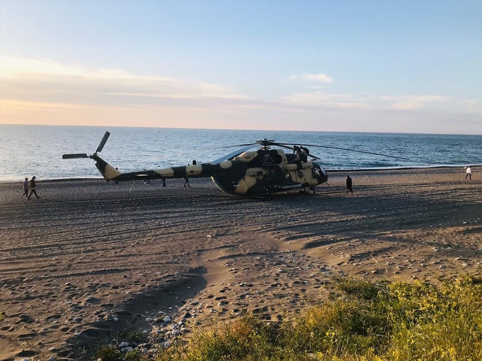 Azerbaycan'a ait askeri helikopter Giresun sahiline zorunlu iniş yaptı - 1