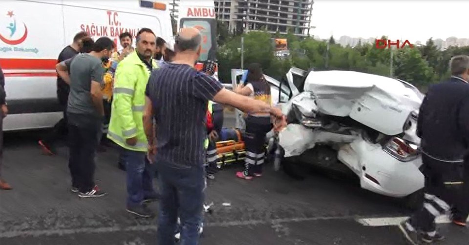 Ataşehir'deki kaza TEM'i kilitledi - 1