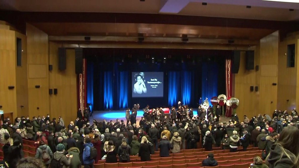 USTA OYUNCU FATMA GİRİK SON YOLCULUĞUNA UĞURLANDI... Usta oyuncu Fatma Girik son yolculuğuna uğurlandı - 6