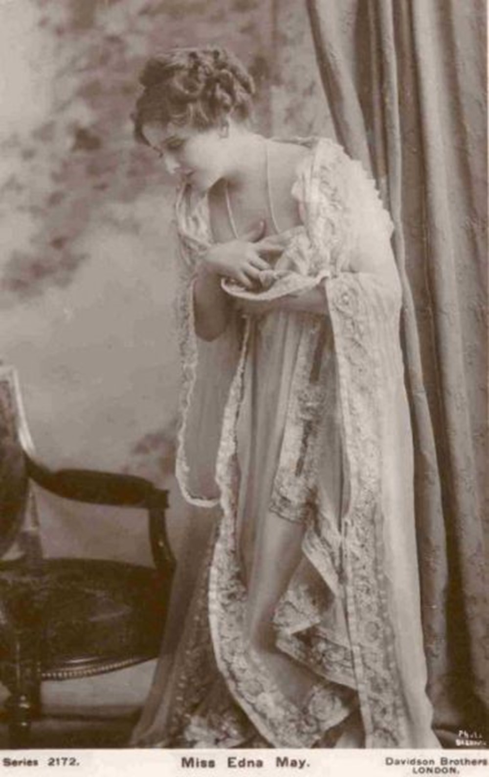 Девушка в пеньюаре 19 век