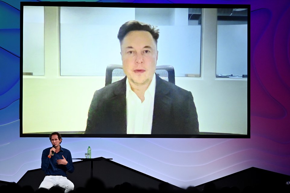 Musk'ın saç değişimi katıldığı bir toplantıda da dikkat çekti