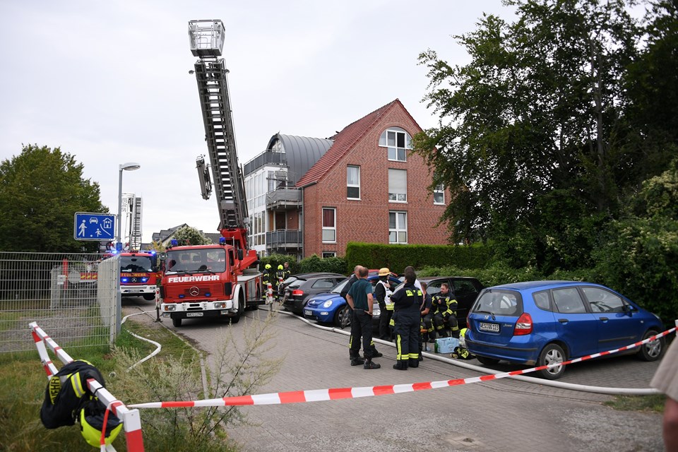 Almanya'da apartmanın üstüne uçak düştü: 3 ölü - 1