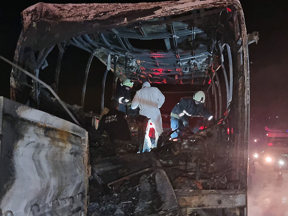 Mersin'de otobüs TIR'a çarptı: 2'si şehit 3 ölü, 33 yaralı - 1