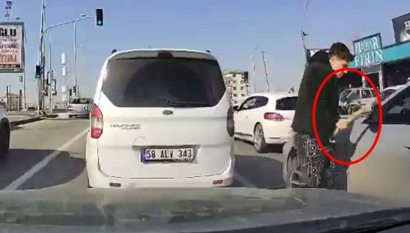 Trafikte yine kavga: Beyzbol sopasıyla saldırdı