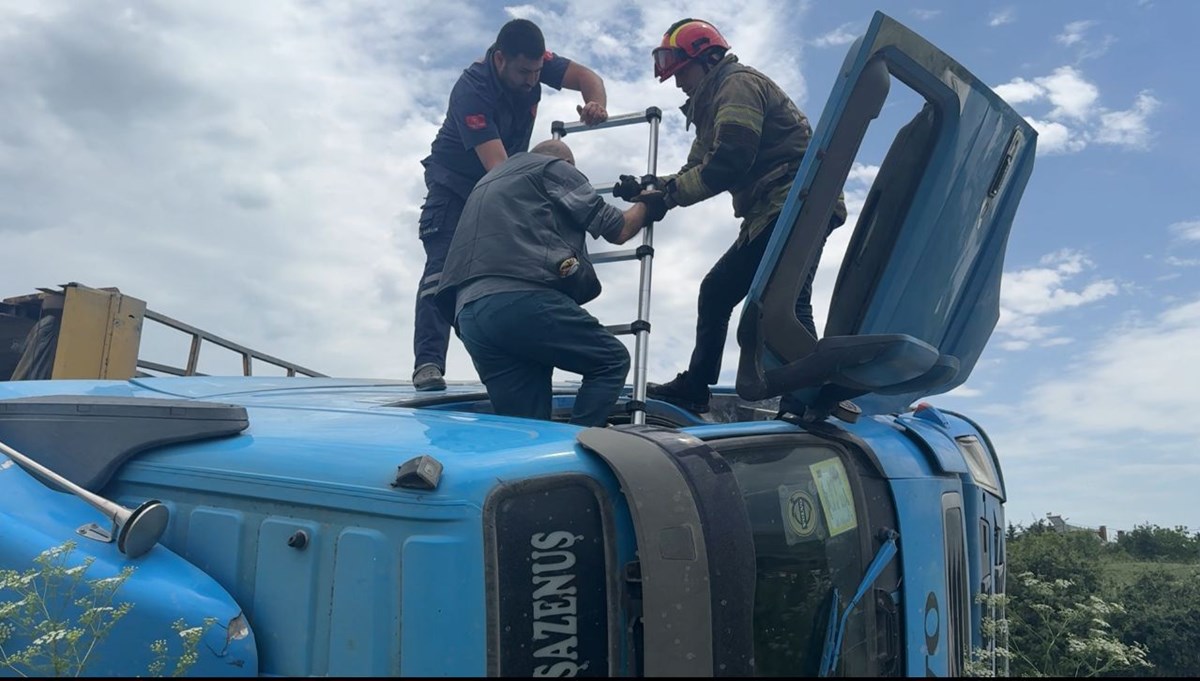 İstanbul'da kaza: Hafriyat kamyonu devrildi