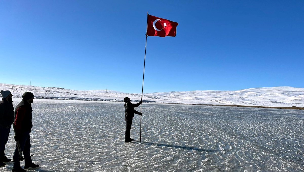 Sıcaklıklar eksi 18 dereceye düştü: Çıldır Gölü dondu! Sıcaklıklar eksi 18 dereceye düştü: Çıldır Gölü dondu!