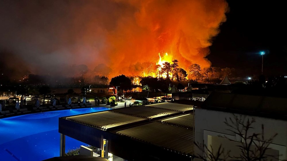 Orman yangınlarında son durum: Antalya Aksu'da iki otel boşaltıldı, Alanya'da alevler villaları tehdit ediyor - 3