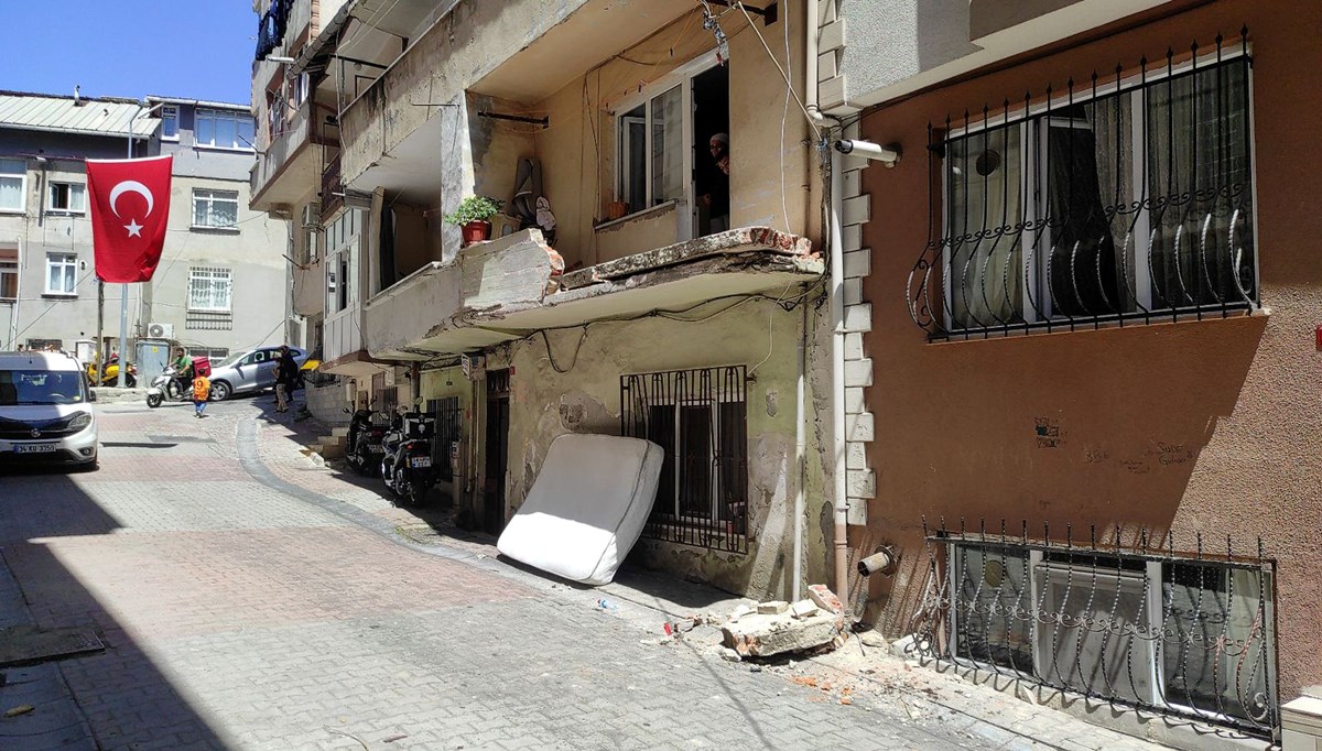 Kamyon balkonu yıkıp devirdi: Ev sahibi neye uğradığını şaşırdı Kamyon balkonu yıkıp devirdi: Ev sahibi neye uğradığını şaşırdı