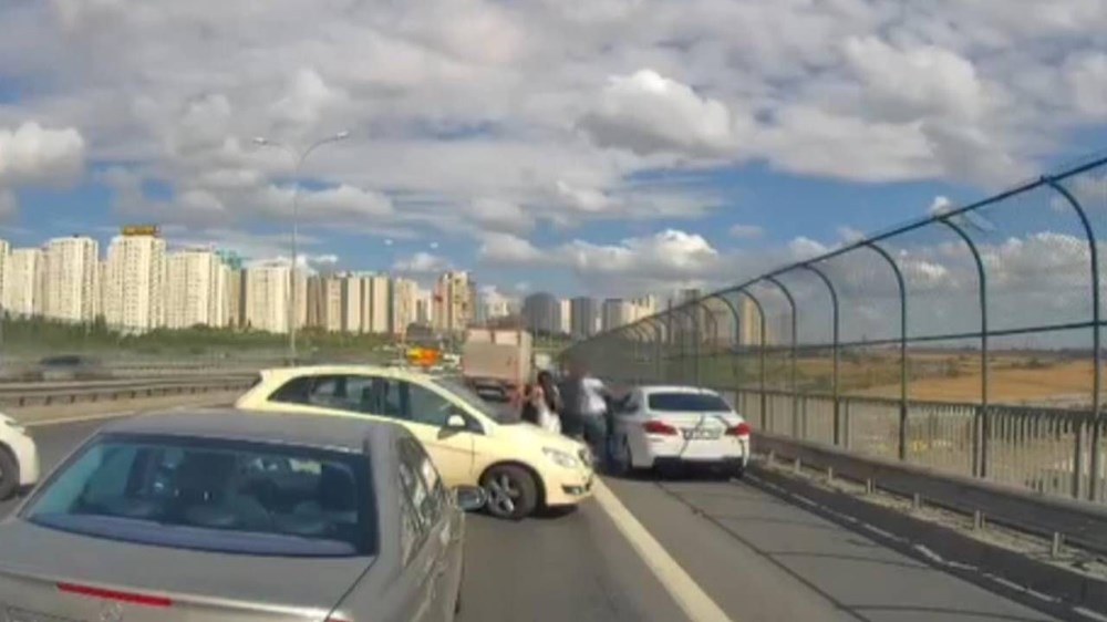 Kediyi kurtarmaya çalıştı, otomobil çarptı: İstanbul'da feci kaza - 5