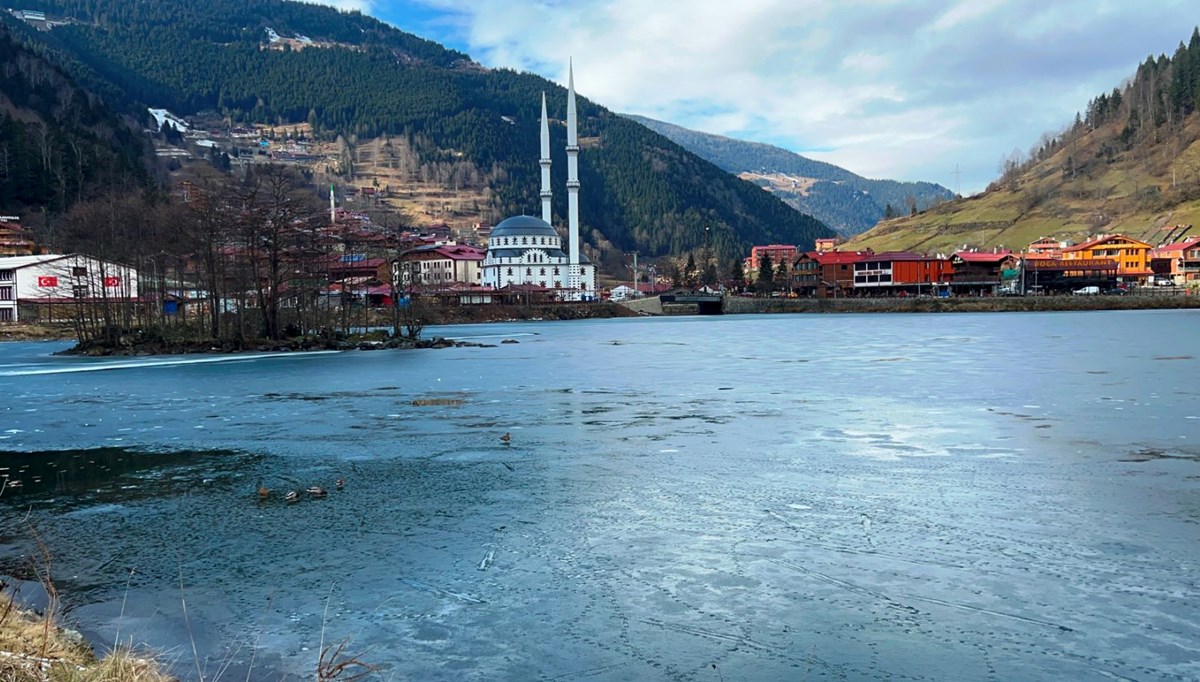 Uzungöl'ün büyük bölümü buz tuttu