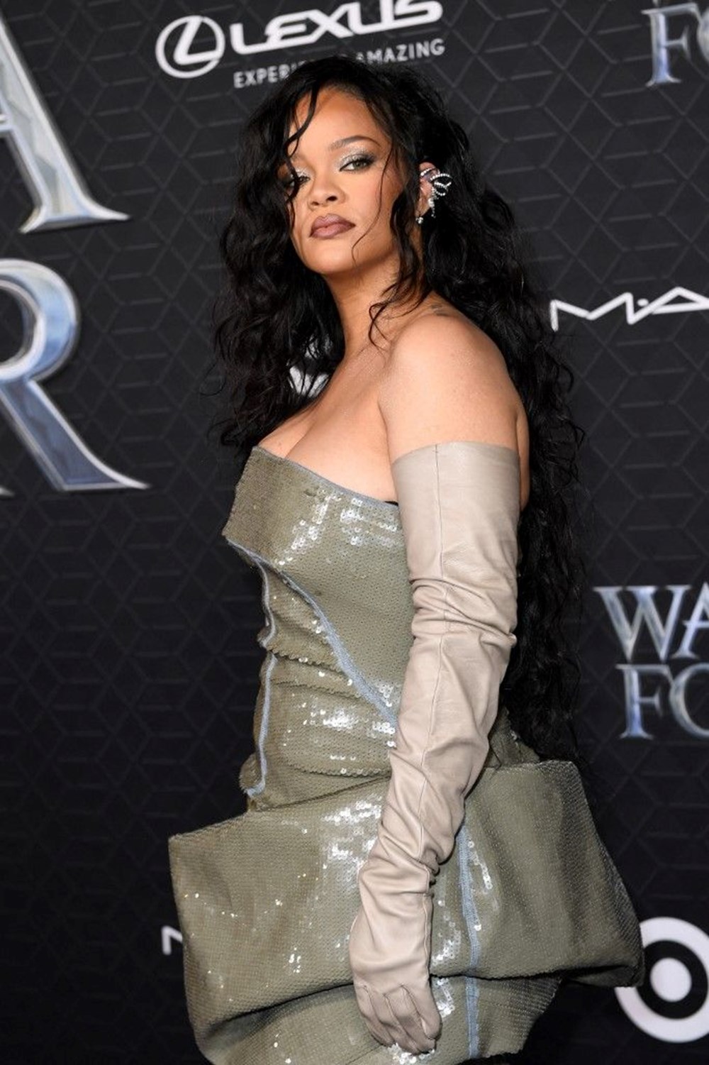 Rihanna doğum sonrası ilk kırmızı halısına katıldı - 6