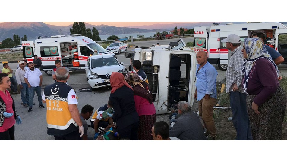 Otomobille minibüs çarpıştı: 11 yaralı