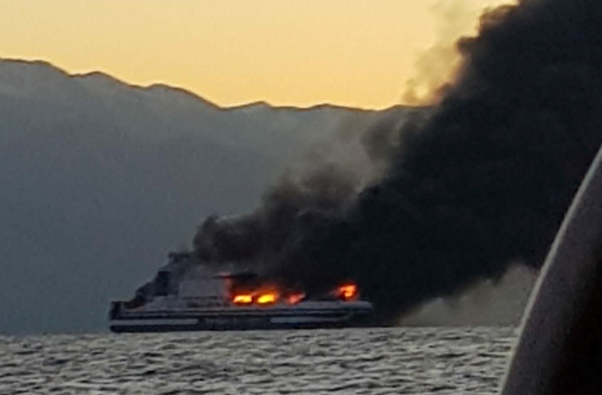 288 kişinin bulunduğu feribot böyle yandı...