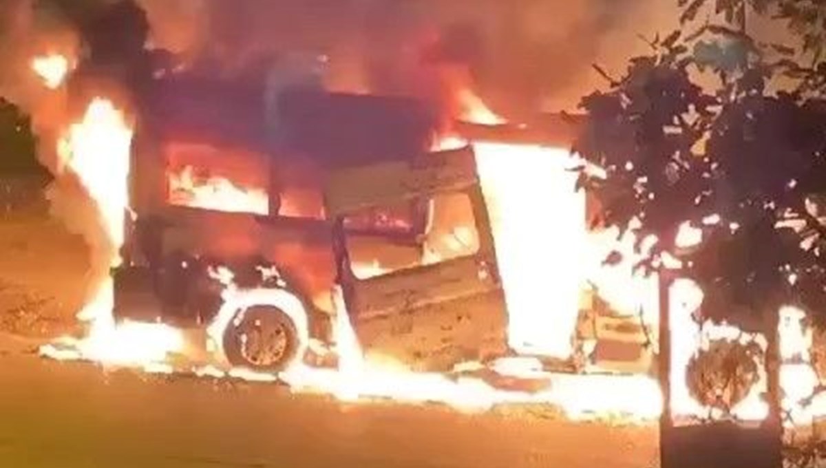 Servis minibüsü alev topuna döndü, 2 araç kullanılamaz hale geldi Servis minibüsü alev topuna döndü, 2 araç kullanılamaz hale geldi