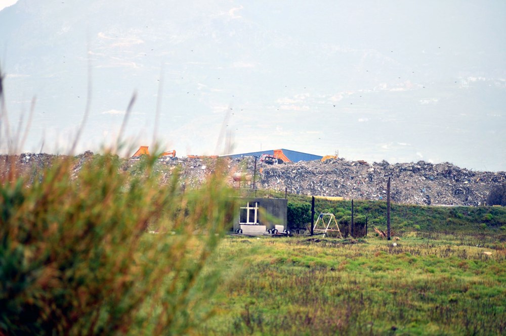Kuş cennetinde enkaz molozlarından dağ oluştu - 5