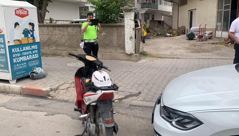 Elektrikli bisiklet, otomobile çarptı