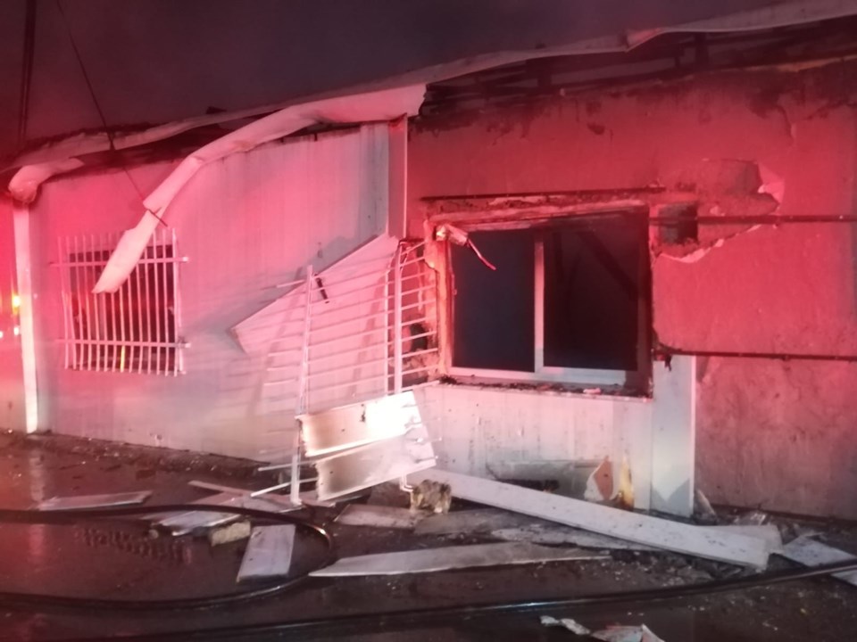 İzmir'de ev yangını: Mahsur kalanları komşuları kurtardı - 1
